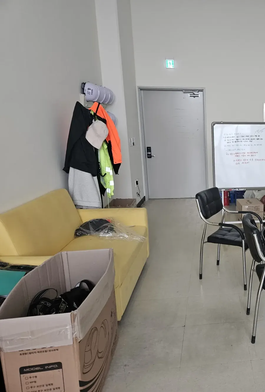 초기창업자대출 상담 — 창업 초기 건설업 사무 공간과 안전장비를 확인하는 모습